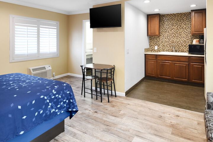 Room 18 of 25