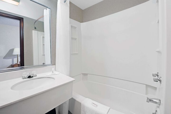 Super 8 by Wyndham Kenmore / Buffalo/Niagara Falls Area