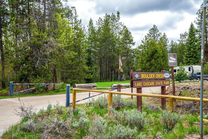 Spacious Donnelly Family Home w / Private Hot Tub!