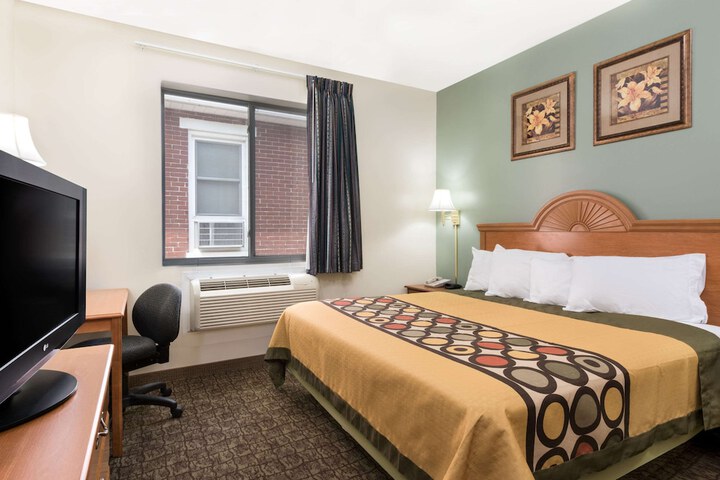 Room 10 of 16