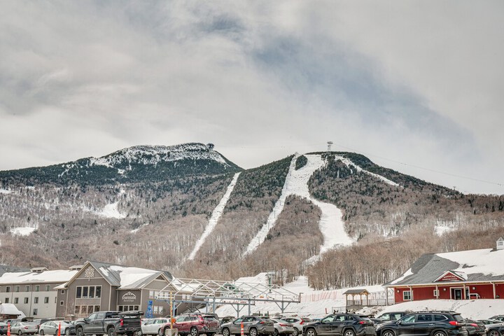 Ski-in Resort Family Condo w / Deck at Jay Peak!