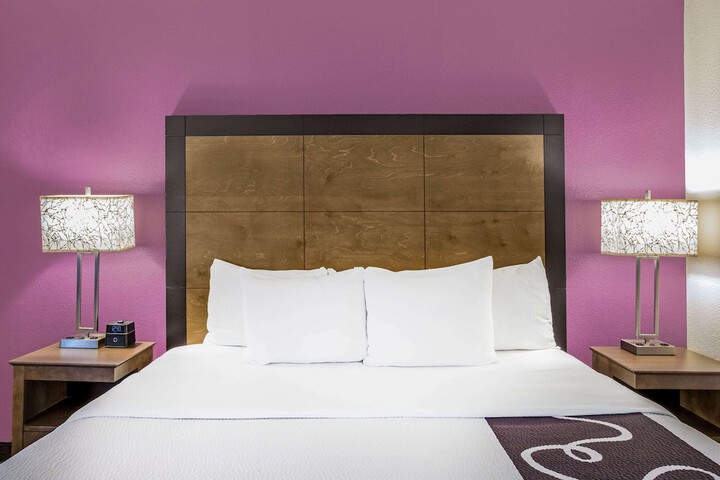 La Quinta Inn & Suites by Wyndham Hartford - Bradley Airport