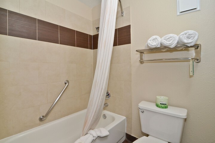 Clackamas Inn & Suites