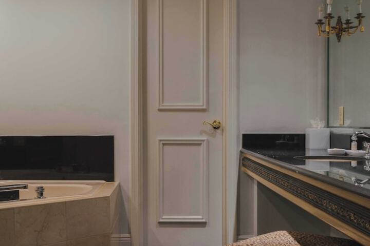 Room 43 of 147