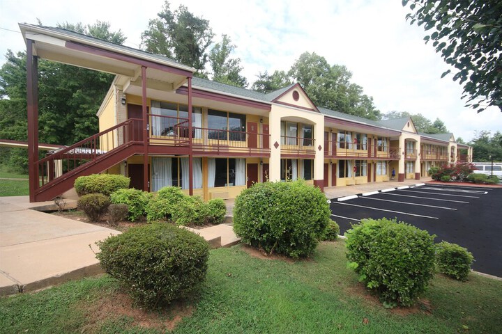 Knights Inn Pilot Mountain
