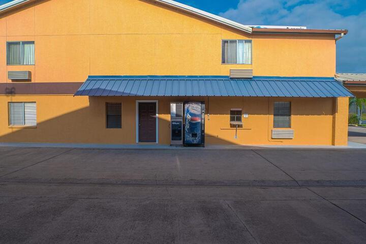 EXECUTIVE INN AND SUITES