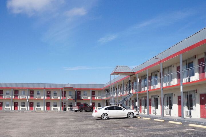 Super 7 Inn
