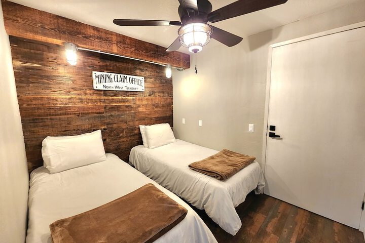 Miners Suite in Shaver Lake