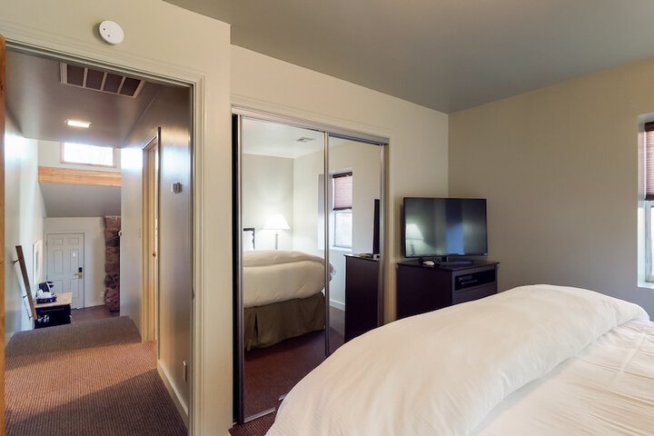 Room 33 of 165