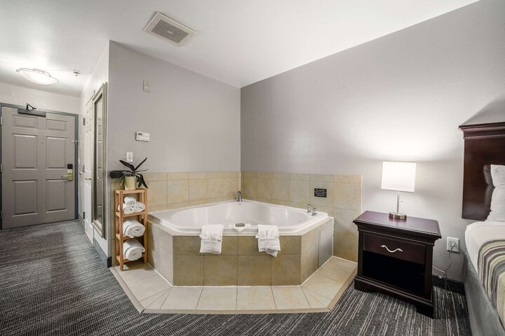 Room 33 of 104