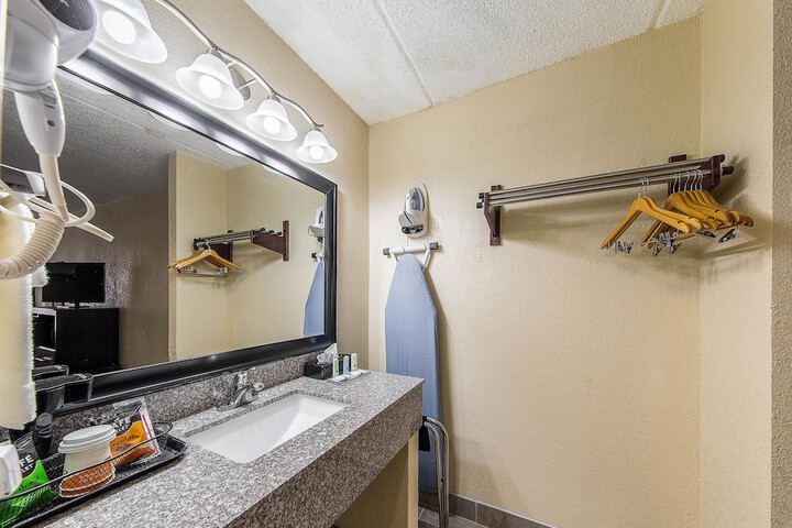 Room 10 of 25