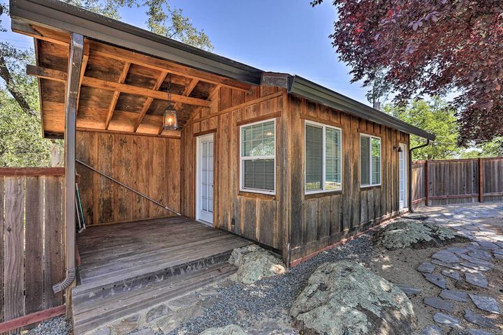 Luxe Auburn Hideaway w / Tennis Court & Views!