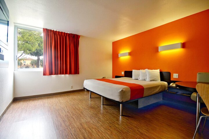 Room 27 of 37