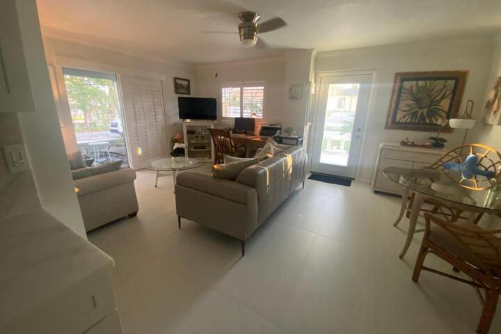 Closest 1BR to Vanderbilt Beach full kitchen with dishwasher, ALL NEW!
