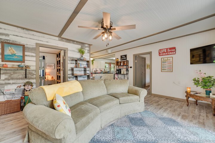 Lakefront Michigan Abode w / Deck & Fire Pit!