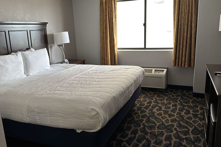 Greenlight Inn & Suites