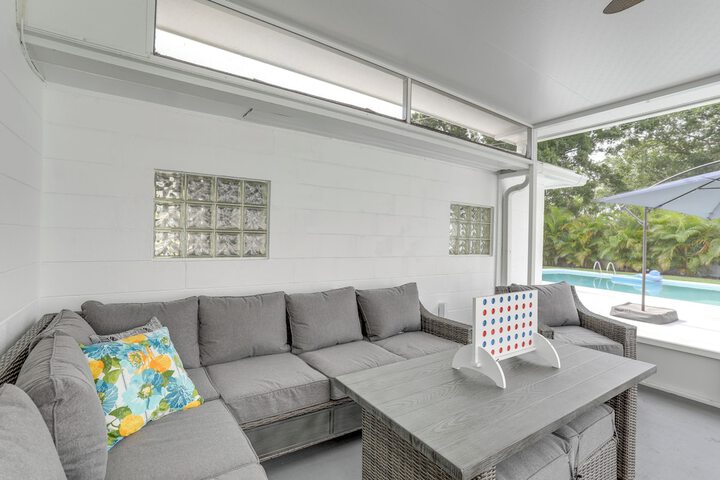 Bright Pinellas Park Getaway w / Private Pool!