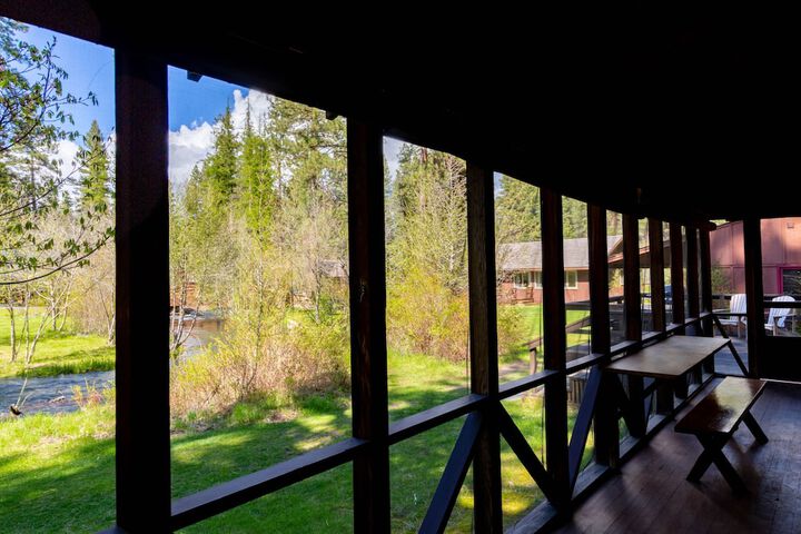 Lake Creek Lodge