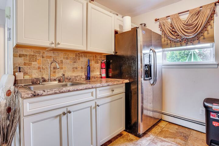 8 Mi to Long Beach: Cozy Apt w / Fenced Yard!