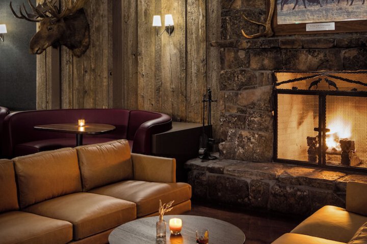 Lounge 53 of 63