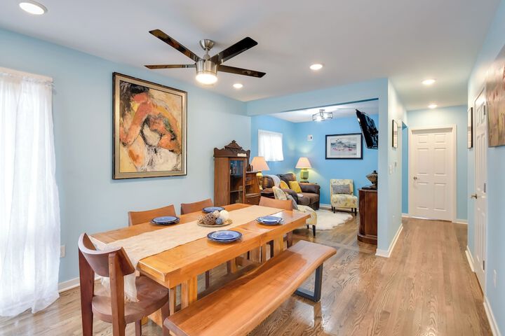 Eclectic Iowa City Cottage w / Fire Pit!