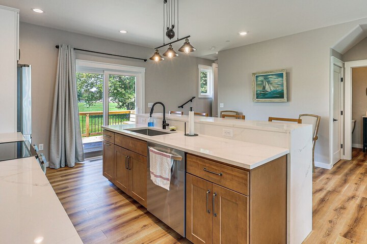 Rock Hall Retreat w / Balcony Near Park & Marina!