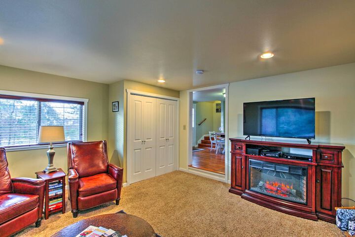 Peacock Hill Retreat on 1 Acre 1 Mi to Harbor