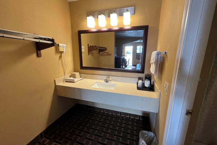 Executive Inn & Suites