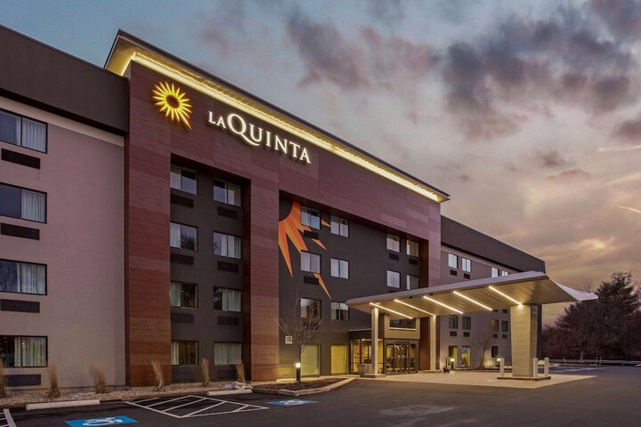 La Quinta Inn & Suites by Wyndham Hartford - Bradley Airport