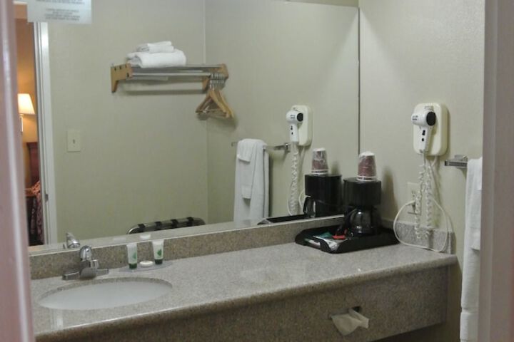 Vino Inn & Suites