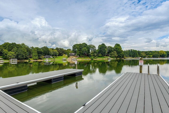 Lakefront Sherrills Ford Haven w / Boat Dock!