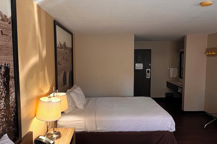 Super 8 by Wyndham Radcliff Ft. Knox Area