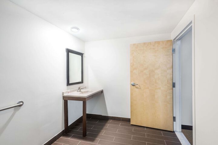Howard Johnson by Wyndham Quincy / Boston