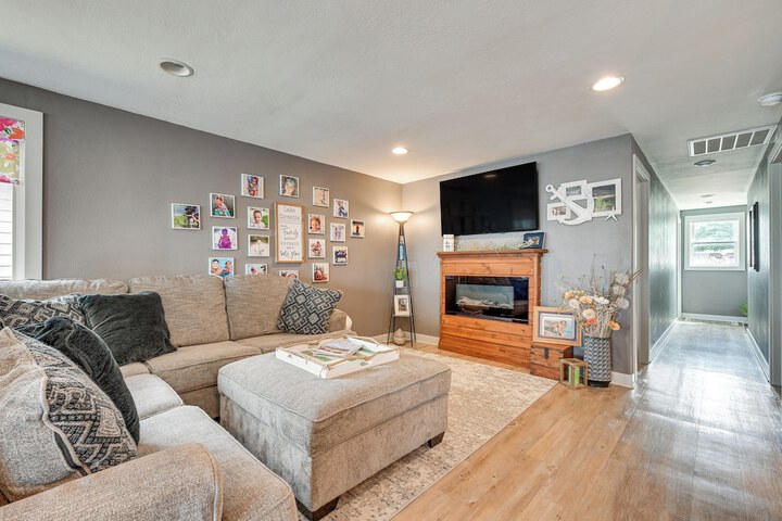 Anglers Cottage on Lake Cornelia: Pets Welcome!