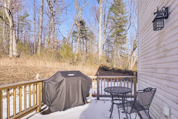 Family Home w / Game Room & Decks in Etlan!