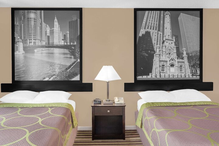 Super 8 by Wyndham Morton Grove / Chicago