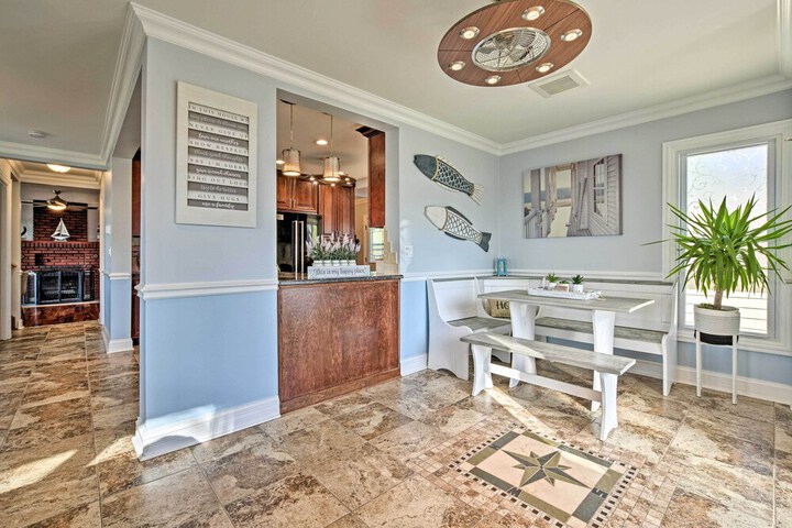 Lakefront Home w / Game Room Theater & Dock!