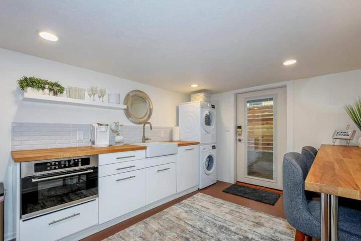 Private Basement Suite w Hot Tub