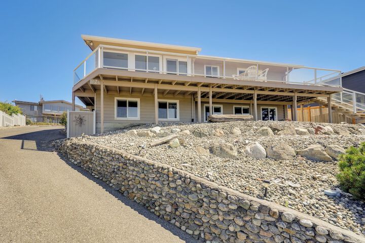 Stunning Home in Coupeville w / Deck + Beach Access