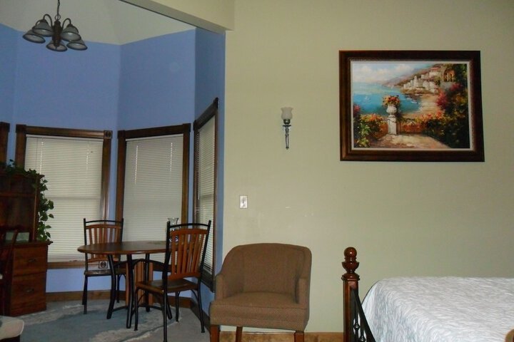 Spruce Hill Inn and Cottages