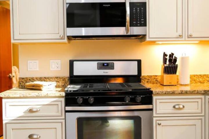 Luxury 3 Bedroom 20 min to Boston, 15min Encore