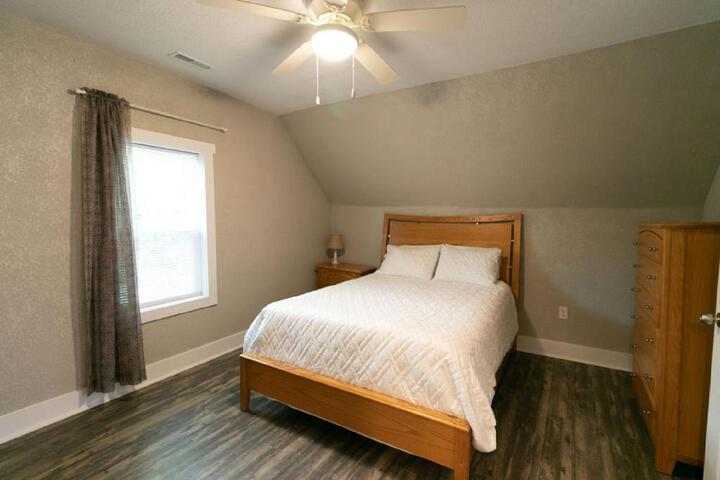 Spacious Rustic Downtown Market St. 1 Bedroom Apt Sleeps Up to 5, Steps to Honeywell & Eagles Theatre