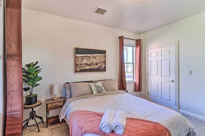 Eloy Desert Oasis w / Courtyard & Pool Access!