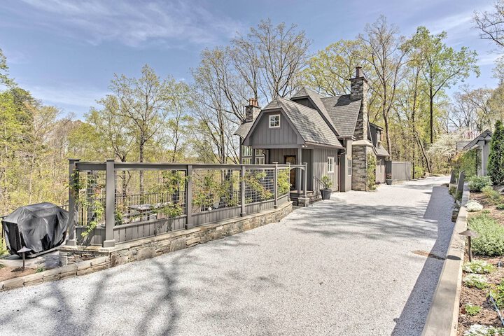 Enchanting Tryon Home w / Hot Tub 14 Mi to Tiec!