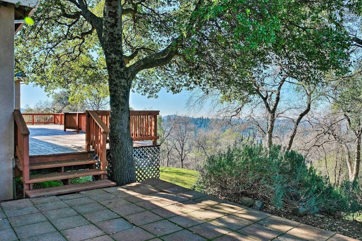 Hot Tub & Mtn Views: Peaceful Columbia Retreat!