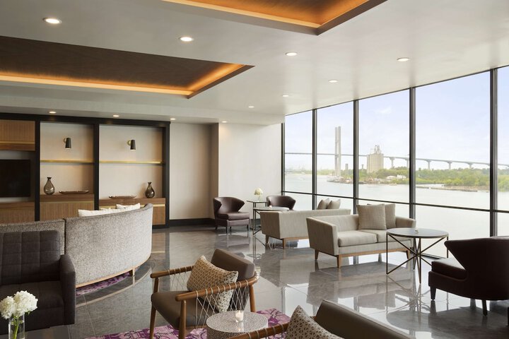 Lounge 65 of 71