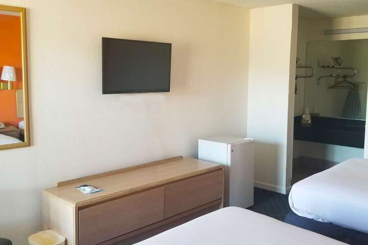 Room 6 of 13