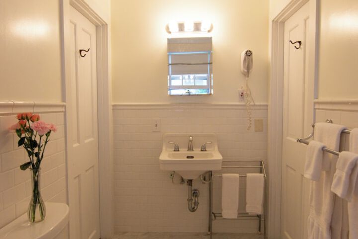 Room 25 of 142