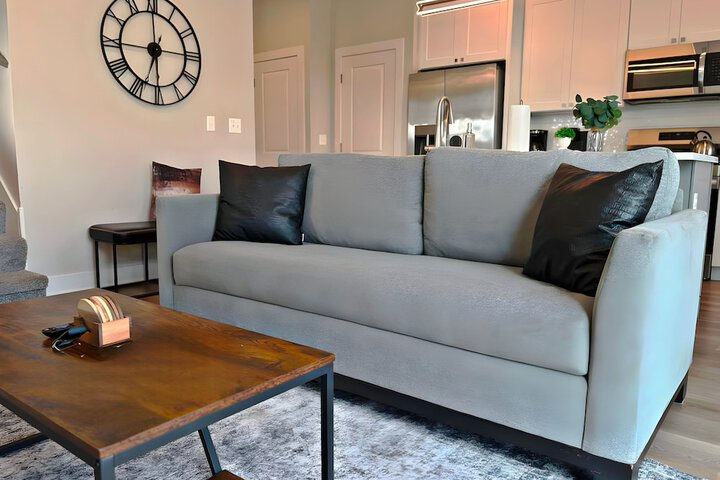 Modern 4BR with Parking - WV rep 4