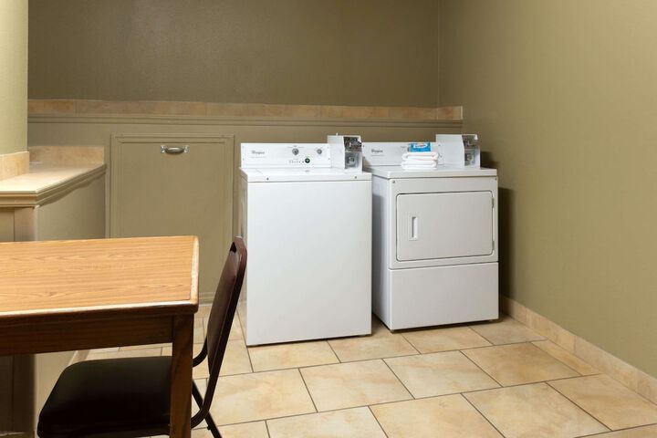 Super 8 by Wyndham Radcliff Ft. Knox Area